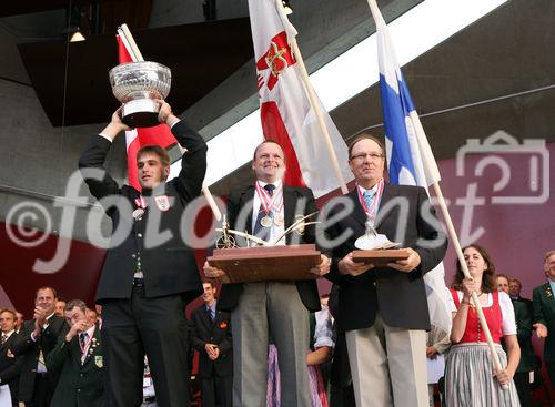 (C) fotodienst/Anna Rauchenberger - Grafenegg, 16.08.2008 - Siegerehrung der Pflüger WM in Grafenegg. Bernhard Altmann (Österreich), Samuel Gill (Nordirland) und Matti Rautiainen (Finnland).