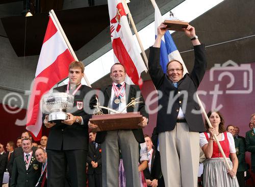 (C) fotodienst/Anna Rauchenberger - Grafenegg, 16.08.2008 - Siegerehrung der Pflüger WM in Grafenegg. Bernhard Altmann (Österreich), Samuel Gill (Nordirland) und Matti Rautiainen (Finnland).