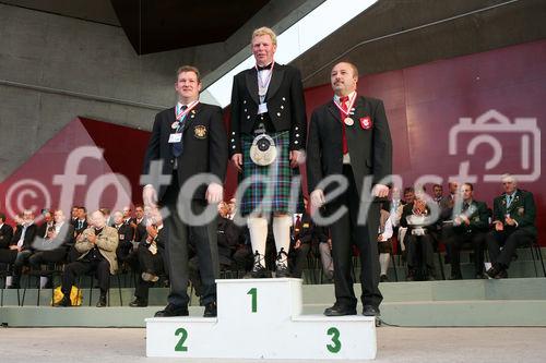 (C) fotodienst/Anna Rauchenberger - Grafenegg, 16.08.2008 - Siegerehrung der Pflüger WM in Grafenegg. Thomas Cochrane (Nordirland), Andrew B. Mitchell (Schottland) und Yves Thievon (Frankreich).