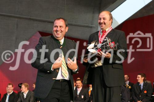 (C) fotodienst/Anna Rauchenberger - Grafenegg, 16.08.2008 - Siegerehrung der Pflüger WM in Grafenegg. Der Zweitplatzierte Yves Thievon aus Frankreich mit Bundesminister Josef Pröll.