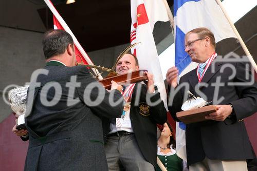 (C) fotodienst/Anna Rauchenberger - Grafenegg, 16.08.2008 - Siegerehrung der Pflüger WM in Grafenegg. BM Pröll, Bernhard Altmann (Österreich, verdeckt), Samuel Gill (Nordirland) und Matti Rautiainen (Finnland).