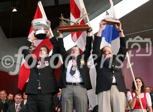 (C) fotodienst/Anna Rauchenberger - Grafenegg, 16.08.2008 - Siegerehrung der Pflüger WM in Grafenegg. Bernhard Altmann (Österreich), Samuel Gill (Nordirland) und Matti Rautiainen (Finnland).