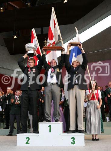 (C) fotodienst/Anna Rauchenberger - Grafenegg, 16.08.2008 - Siegerehrung der Pflüger WM in Grafenegg. Bernhard Altmann (Österreich), Samuel Gill (Nordirland) und Matti Rautiainen (Finnland).