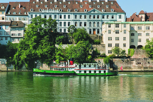 Boat cruise on the rhine river in Basel is one way to get around. Eine Bootsfahrt auf dem Rhein ist ein Weg in BAsel voranzukommen