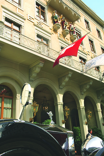 Nobelhotel Les Trois Roi in Basel mit Rolls Roce. The nobel five star hotel The Three Kings with a rolls Roxce in front 