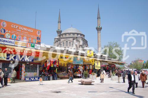 Kayseri, Kappadokien: Einkaufsstrasse und Moschee. shopping-street and mosque of Kayseri, Turkey