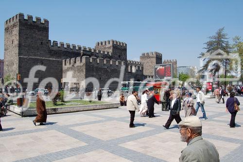 Im Zentrum von Kayseri steht die alte osmanische Festung. In the center of Kayseri there is the old fort of the  city