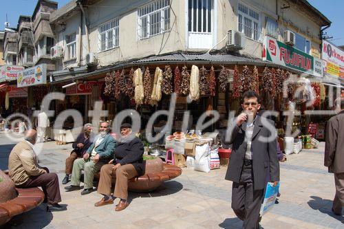 Strassenszene mit Personen auf dem Altstadtplatz beim Markt von Kayseri. street-scenery in front of the market-place in Kayseri