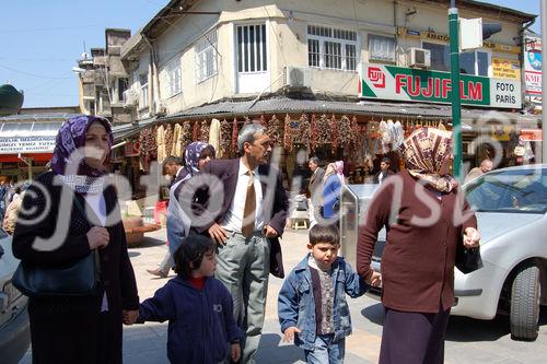 Türkische Familie beim Einkaufsbummel vor dem Markt in Kayseri. Turkish family shopping in the streets in front of the market in Kayseri