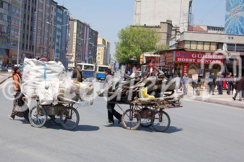 Kayseri, Kappaodokien: Mit Hab und Gut unterwegs zum Markt. Turkish people with all their belongings on their way