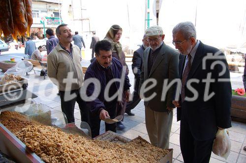 Händler in Kayseri mit Kunden. Trader in Kayseri with clients