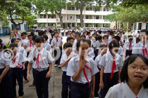 Vietnamesische Schüler einer Schule in Nha Trang. Vietnames schoolkids in Nha Trang