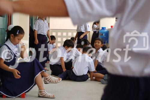 Vietnamesische Schüler einer Schule in Nha Trang in der PAuse. Vietnames schoolkids