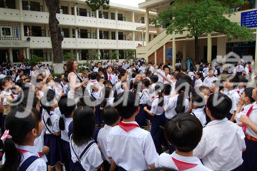 Vietnamese school in Nha Trang with hundrets of school-kids. Vietnamesische Schule mit Pausenhof voller Schüler