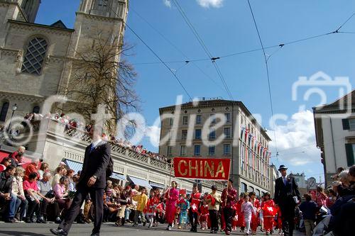 Schweiz, Zürich, Volksfest, Sechseläuten, Zünfte, Kinder-Umzug, Parade, Brauchtum, Kostüme, Folklore, Trommler, Musikanten, Handwerker, Ausländer, Chinesen, Integration, Immigranten, Toleranz, Multikulti, Flüchtlinge, Völker, Personen, AsiatenMenschenmengen, Zuschauer, Migration, Einbürgerung,
Switzerland, Zürich, Sechseläuten-celebration, ceremony, folklore, tradition, costumes, children, immigrants, chinese, asian peopleintegration, masses of people, 


