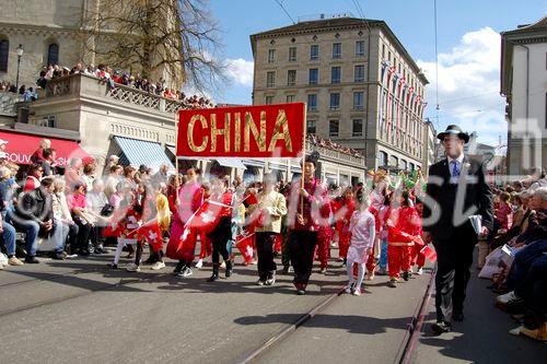 Schweiz, Zürich, Limmatquai, Grossmünster, Kulturen, Volksfest, Sechseläuten, Zünfte, Kinder-Umzug, Parade, Brauchtum, Kostüme, Folklore, Trommler, Musikanten, Handwerker, Ausländer, Chinesen, Integration, Immigranten, Toleranz, Multikulti, Flüchtlinge, Völker, Personen, AsiatenMenschenmengen, Zuschauer, Migration, Einbürgerung, Switzerland, Zürich, Limmatquai, Grossminster, Sechseläuten-celebration, ceremony, folklore, tradition, costumes, children, immigrants, chinese, asian peopleintegration, masses of people, 


