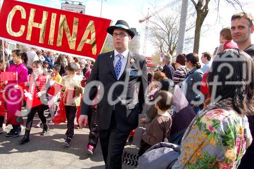 Schweiz, Zürich, Volksfest, Sechseläuten, Zünfte, Kinder-Umzug, Parade, Brauchtum, Kostüme, Folklore, Trommler, Musikanten, Handwerker, Ausländer, Chinesen, Integration, Immigranten, Toleranz, Multikulti, Flüchtlinge, Völker, Personen, AsiatenMenschenmengen, Zuschauer, Migration, Einbürgerung,
Switzerland, Zürich, Sechseläuten-celebration, ceremony, folklore, tradition, costumes, children, immigrants, chinese, asian peopleintegration, masses of people, 


