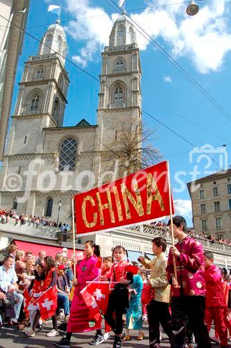 Schweiz, Zürich, Limmatquai, Grossmünster, Kulturen, Volksfest, Sechseläuten, Zünfte, Kinder-Umzug, Parade, Brauchtum, Kostüme, Folklore, Trommler, Musikanten, Handwerker, Ausländer, Chinesen, Integration, Immigranten, Toleranz, Multikulti, Flüchtlinge, Völker, Personen, AsiatenMenschenmengen, Zuschauer, Migration, Einbürgerung, Switzerland, Zürich, Limmatquai, Grossminster, Sechseläuten-celebration, ceremony, folklore, tradition, costumes, children, immigrants, chinese, asian peopleintegration, masses of people, 


