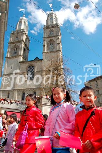 Schweiz, Zürich, Limmatquai, Grossmünster, Kulturen, Volksfest, Sechseläuten, Zünfte, Kinder-Umzug, Parade, Brauchtum, Kostüme, Folklore, Trommler, Musikanten, Handwerker, Ausländer, Chinesen, Integration, Immigranten, Toleranz, Multikulti, Flüchtlinge, Völker, Personen, AsiatenMenschenmengen, Zuschauer, Migration, Einbürgerung, Switzerland, Zürich, Limmatquai, Grossminster, Sechseläuten-celebration, ceremony, folklore, tradition, costumes, children, immigrants, chinese, asian peopleintegration, masses of people, 


