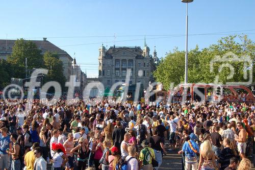 Menschenmassen raven auf dem Bürkliplatz an der Streetparade, masses of ravers dancing on the street at Bürkliplatz in Zürich