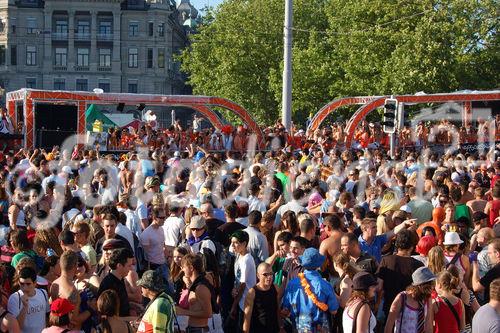 Menschenmassen raven auf dem Bürkliplatz an der Streetparade