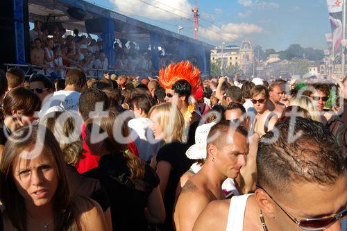 Die Raver an der Streetparade flippen aus zum Sound der Love-Mobils auf der Zürcher Quaibrücke. The Ravers are freaking out and dancing in trance at thte streetparade in Zürich