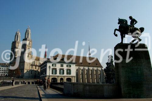 Bau-Kunst, Religion, Architektur, Stadtbild. Grossmünster-Kirche, Wahrzeichen Zürich's von er Fraumünsterkirche her gesehen mit der Hans Waldmann Reiter-Statue Switzerland, Zürich-City, Grossmünster-church, Hans-Waldmann Statue