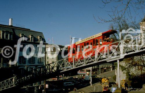 Zürich-City: Polybahn from Central at the main train station up to the federal institut of technology is one of the tourist attractions in the financial capital of switzerland. 
Die Polybahn verbindet das Central beim Hauptbahnhof mit der Uni und der ETH und ist eine der Touristenattraktionen der Finanzmetropole der Schweiz. 