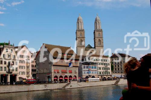 Liebes-Paar in Zürich auf der Gemüsebrücke mit Blick auf das Grossmünster, die Altstadt und den Limmatfluss. Zürich-Lovers, couple on 