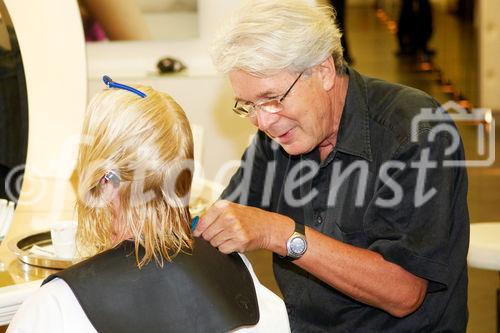 (c) fotodienst/Dan Carabas - Wien 08.08.08 - Hans Bundy bei seinem offiziell letzten Haarschnit - FOTO: Hans Bundy und seine Frau