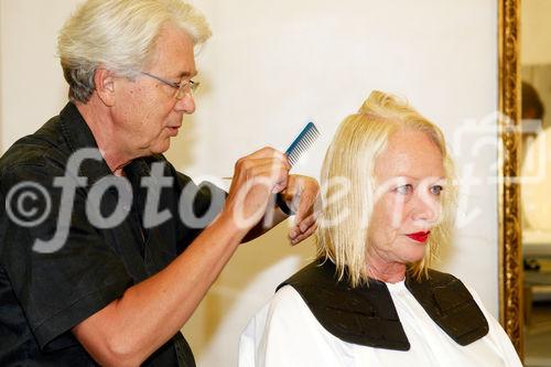 (c) fotodienst/Dan Carabas - Wien 08.08.08 - Hans Bundy bei seinem offiziell letzten Haarschnit - FOTO: Hans Bundy und seine Frau