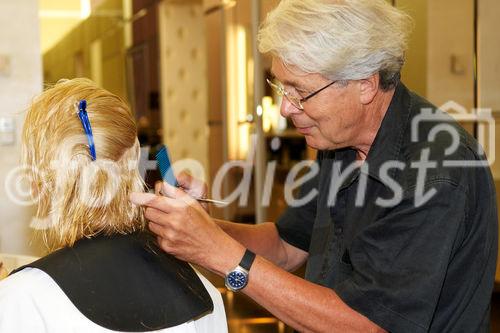 (c) fotodienst/Dan Carabas - Wien 08.08.08 - Hans Bundy bei seinem offiziell letzten Haarschnit - FOTO: Hans Bundy und seine Frau