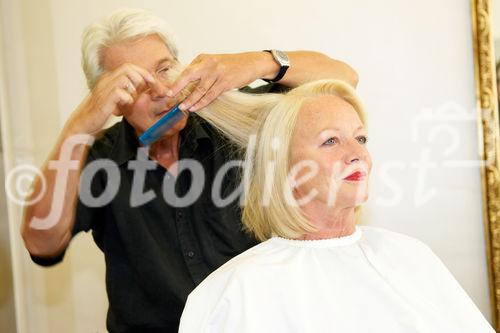 (c) fotodienst/Dan Carabas - Wien 08.08.08 - Hans Bundy bei seinem offiziell letzten Haarschnit - FOTO: Hans Bundy und seine Frau