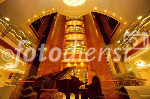 Das riesige Atrium der MS Europa mit dem Piano-Spieler; Kreuzfahrt-Schiff; the giant atrium of the  luxury-cruise-ship;  