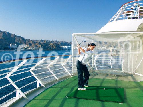 Golf an Bord der MS Europa. Kreuzfahrtschiff mit Golfreisen. Playing golf on board of the cruise ship MS Europa      