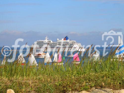 MS Europa am Trimmenburger Strand mit den Windsurfern. Cruise Ship MS Europe at the trimmenburger beach with the windsurfers 