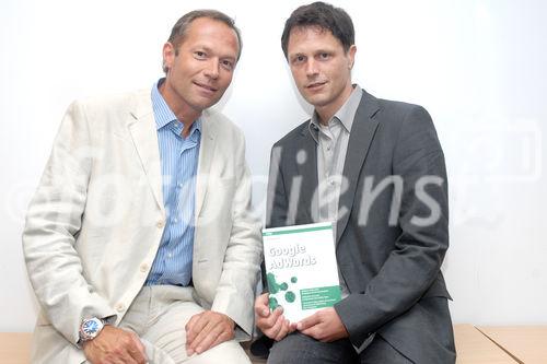 Autor Alexander Beck präsentiert neues Google AdWords Fachbuch
Foto v.li: Dr. Karl Pall (Country Manager Google Austria); Alexander Beck (Online-Marketing Berater, AdWords Spezialist)
©fotodienst/Nadine Bargad