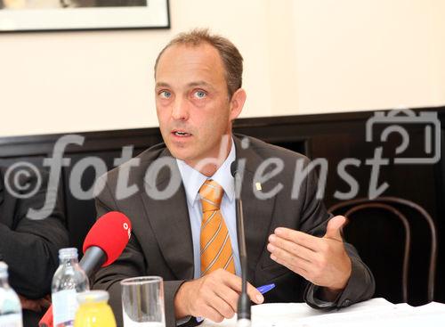 (C) fotodienst/Anna Rauchenberger - Wien, 30.07.2008 - Die Weltgesundheitsorganisation WHO schätzt, dass sieben bis zehn Prozent der weltweit im Handel befindlichen Arzneimittel gefälscht sind. Rund 70 Prozent der bekannten Fälle entfallen auf Entwicklungsländer. In manchen dieser Staaten sollen bis  zu 50 Prozent der vertriebenen Medikamente gefälscht sein. Laut WHO soll in hoch entwickelten Länder wie USA, Australien, Kanada, Japan und der EU der Anteil der Fälschungen am Arzneimittelumsatz unter einem Prozent liegen. FOTO: DDr. Alexander Hönel (AGES PharmMed)