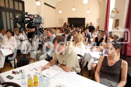 (C) fotodienst/Anna Rauchenberger - Wien, 30.07.2008 - Die Weltgesundheitsorganisation WHO schätzt, dass sieben bis zehn Prozent der weltweit im Handel befindlichen Arzneimittel gefälscht sind. Rund 70 Prozent der bekannten Fälle entfallen auf Entwicklungsländer. In manchen dieser Staaten sollen bis  zu 50 Prozent der vertriebenen Medikamente gefälscht sein. Laut WHO soll in hoch entwickelten Länder wie USA, Australien, Kanada, Japan und der EU der Anteil der Fälschungen am Arzneimittelumsatz unter einem Prozent liegen. 