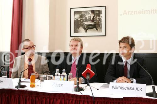 (C) fotodienst/Anna Rauchenberger - Wien, 30.07.2008 - Die Weltgesundheitsorganisation WHO schätzt, dass sieben bis zehn Prozent der weltweit im Handel befindlichen Arzneimittel gefälscht sind. Rund 70 Prozent der bekannten Fälle entfallen auf Entwicklungsländer. In manchen dieser Staaten sollen bis  zu 50 Prozent der vertriebenen Medikamente gefälscht sein. Laut WHO soll in hoch entwickelten Länder wie USA, Australien, Kanada, Japan und der EU der Anteil der Fälschungen am Arzneimittelumsatz unter einem Prozent liegen. FOTO v.l.: Michael Leitner (Public Health PR), Dr. Jan Oliver Huber (Generalsekretär Pharmig), Dr. Andreas Windischbauer (Präsident ARGE Pharmazeutika)