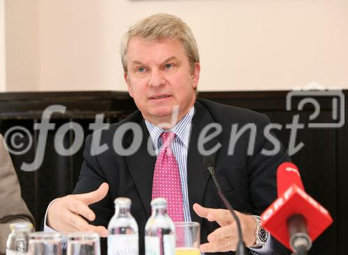 (C) fotodienst/Anna Rauchenberger - Wien, 30.07.2008 - Die Weltgesundheitsorganisation WHO schätzt, dass sieben bis zehn Prozent der weltweit im Handel befindlichen Arzneimittel gefälscht sind. Rund 70 Prozent der bekannten Fälle entfallen auf Entwicklungsländer. In manchen dieser Staaten sollen bis  zu 50 Prozent der vertriebenen Medikamente gefälscht sein. Laut WHO soll in hoch entwickelten Länder wie USA, Australien, Kanada, Japan und der EU der Anteil der Fälschungen am Arzneimittelumsatz unter einem Prozent liegen. FOTO: Dr. Jan Oliver Huber (Generalsekretär Pharmig)