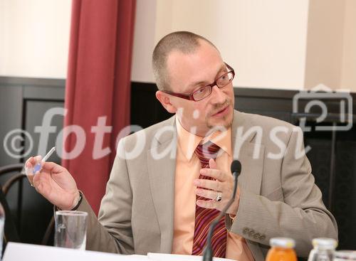 (C) fotodienst/Anna Rauchenberger - Wien, 30.07.2008 - Die Weltgesundheitsorganisation WHO schätzt, dass sieben bis zehn Prozent der weltweit im Handel befindlichen Arzneimittel gefälscht sind. Rund 70 Prozent der bekannten Fälle entfallen auf Entwicklungsländer. In manchen dieser Staaten sollen bis  zu 50 Prozent der vertriebenen Medikamente gefälscht sein. Laut WHO soll in hoch entwickelten Länder wie USA, Australien, Kanada, Japan und der EU der Anteil der Fälschungen am Arzneimittelumsatz unter einem Prozent liegen. FOTO: Michael Leitner (Public Health PR)