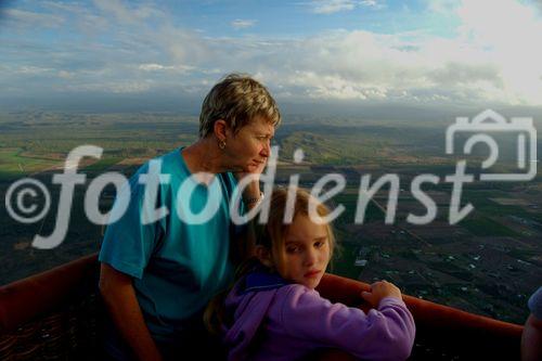 Auweia, wenn das nur gut geht und der Heissluftballon nicht abstürzt. Wow, hopefully we will get down safe, thinks this women in the hot air ballon