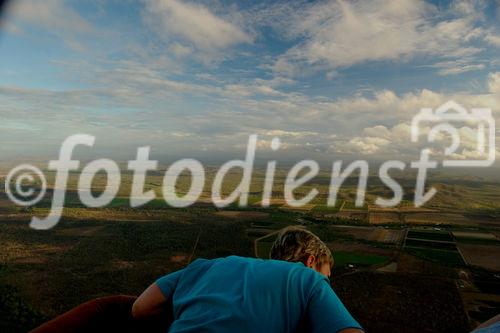 Da geht es aber tief runter. Blick aus dem Abllonkorb auf die Landschaft rund um Cairns. Wow, we are quiet high and far obove in the sky with our hot air ballon adventure in Cairns