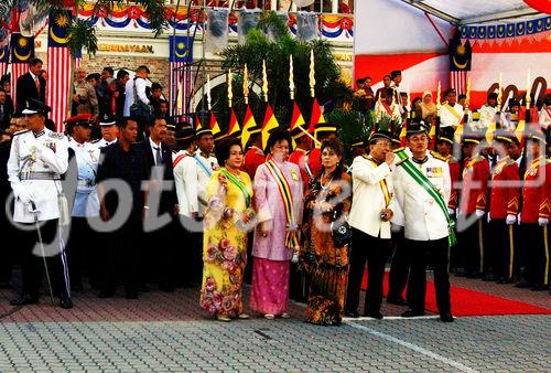 Der malayische Premierminister und seine Frau  warten auf die Ankunft der malayische Königin und des Königs vor die Tribune mit den geladenen asiatischen Staatsgästen.
50 Jahre Merdeka Unabhängeits-Parade am 31. August 2007 in uala Lumpur mit zahlreichen
ausländischen Staatsgästen, vielen Staatschefs und Regierungspräsidenten aller asiatischen Länder sowie Abgesandte, Diplomaten von den USA, von UK Britischem Königreich. 
Kolonialismus, Unabhängigkeit, Islam, Staatsreligion. Medienspektakel, Journalisten, 
Sicherheitsleute, Beamte, Regierung, Besucher, Militärparade, Islam, Staatsreligion,
mit zahlreichen asiatische Länder-Staatschefs und Regierungspräsenten zu Gast 

Malaysia's Prime Minster and his wife waiting for the Queen of Malaysia arriving in front of the tribune with all the asian premier-ministers and diplomats from all over the world. at the 50 Years Merdeka-Parade in Kuala Lupur at 31st of august 2007. Celebration of 50 years 
nation-building and freedom from the british empire colonialism in a malay-muslim, chinese, indian mixed society. The Tribune in front of the parliament house with the invited asian presidents and representatives, diplomats from UK and USA as well as from many more countres. Mediaspectakel with thousands of journalist, TV-Stations a
