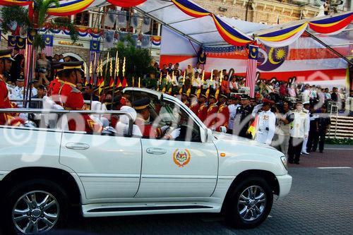 Die Garde derMalayischen Königin und des Königs fährt vor die Tribune mit den geladenen asiatischen Staatsgästen vor.
50 Jahre Merdeka Unabhängeits-Parade am 31. August 2007 in uala Lumpur mit zahlreichen
ausländischen Staatsgästen, vielen Staatschefs und Regierungspräsidenten aller asiatischen Länder sowie Abgesandte, Diplomaten von den USA, von UK Britischem Königreich. 
Kolonialismus, Unabhängigkeit, Islam, Staatsreligion. Medienspektakel, Journalisten, 
Sicherheitsleute, Beamte, Regierung, Besucher, Militärparade, Islam, Staatsreligion,
mit zahlreichen asiatische Länder-Staatschefs und Regierungspräsenten zu Gast 

The Guard of the Queen of Malaysia is arriving in front of the tribune with all the asian premier-ministers and diplomats from all over the world. at the 50 Years Merdeka-Parade in Kuala Lupur at 31st of august 2007. Celebration of 50 years 
nation-building and freedom from the british empire colonialism in a malay-muslim, chinese, indian mixed society. The Tribune in front of the parliament house with the invited asian presidents and representatives, diplomats from UK and USA as well as from many more countres. Mediaspectakel with thousands of journalist, TV-Stations and media-representatives 
around the world covering this big malaysian event of history
