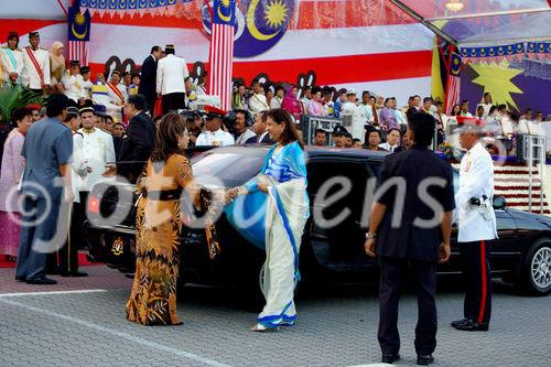 Frau von Malaysia's Premierminster begrüsst philippinische Regierungschefin Aroyo. 50 Jahre Merdeka Unabhängeits-Parade am 31. August 2007 in uala Lumpur mit zahlreichen
ausländischen Staatsgästen, vielen Staatschefs und Regierungspräsidenten aller asiatischen Länder sowie Abgesandte, Diplomaten von den USA, von UK Britischem Königreich. 
Kolonialismus, Unabhängigkeit, Islam, Staatsreligion. Medienspektakel, Journalisten, 
Sicherheitsleute, Beamte, Regierung, Besucher, Militärparade, Islam, Staatsreligion,
mit zahlreichen asiatische Länder-Staatschefs und Regierungspräsenten zu Gast 

50 Years Merdeka-Parade in Kuala Lupur at 31st of august 2007. Celebration of 50 years 
nation-building and freedom from the british empire colonialism in a malay-muslim, chinese, indian mixed society. The Tribune in front of the parliament house with the invited asian presidents and representatives, diplomats from UK and USA as well as from many more countres. Mediaspectakel with thousands of journalist, TV-Stations and media-representatives 
around the world covering this big malaysian event of history
