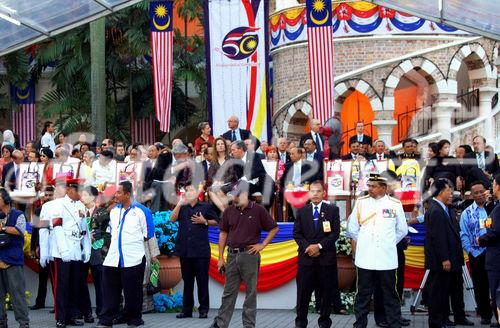 50 Jahre Merdeka Unabhängeits-Parade am 31. August 2007 in uala Lumpur mit zahlreichen
ausländischen Staatsgästen, vielen Staatschefs und Regierungspräsidenten aller asiatischen Länder sowie Abgesandte, Diplomaten von den USA, von UK Britischem Königreich. 
Kolonialismus, Unabhängigkeit, Islam, Staatsreligion. Medienspektakel, Journalisten, 
Sicherheitsleute, Beamte, Regierung, Besucher, Militärparade, Islam, Staatsreligion,
mit zahlreichen asiatische Länder-Staatschefs und Regierungspräsenten zu Gast 

50 Years Merdeka-Parade in Kuala Lupur at 31st of august 2007. Celebration of 50 years 
nation-building and freedom from the british empire colonialism in a malay-muslim, chinese, indian mixed society. The Tribune in front of the parliament house with the invited asian presidents and representatives, diplomats from UK and USA as well as from many more countres. Mediaspectakel with thousands of journalist, TV-Stations and media-representatives 
around the world covering this big malaysian event of history
