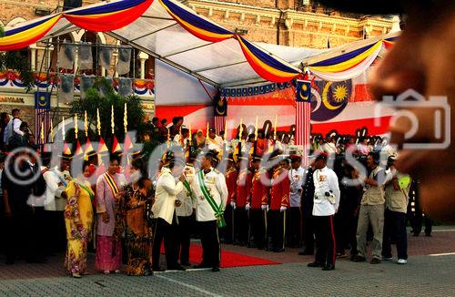 Die Malayische Königin und der König fahren vor die Tribune mit den geladenen asiatischen Staatsgästen.
50 Jahre Merdeka Unabhängeits-Parade am 31. August 2007 in uala Lumpur mit zahlreichen
ausländischen Staatsgästen, vielen Staatschefs und Regierungspräsidenten aller asiatischen Länder sowie Abgesandte, Diplomaten von den USA, von UK Britischem Königreich. 
Kolonialismus, Unabhängigkeit, Islam, Staatsreligion. Medienspektakel, Journalisten, 
Sicherheitsleute, Beamte, Regierung, Besucher, Militärparade, Islam, Staatsreligion,
mit zahlreichen asiatische Länder-Staatschefs und Regierungspräsenten zu Gast 

The Queen of Malaysia is arriving in front of the tribune with all the asian premier-ministers and diplomats from all over the world. at the 50 Years Merdeka-Parade in Kuala Lupur at 31st of august 2007. Celebration of 50 years 
nation-building and freedom from the british empire colonialism in a malay-muslim, chinese, indian mixed society. The Tribune in front of the parliament house with the invited asian presidents and representatives, diplomats from UK and USA as well as from many more countres. Mediaspectakel with thousands of journalist, TV-Stations and media-representatives 
around the world covering this big malaysian event of history
