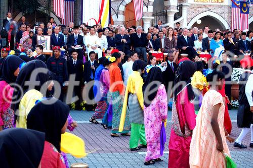 50 Jahre Merdeka Unabhängeits-Parade am 31. August 2007 in uala Lumpur mit zahlreichen
ausländischen Staatsgästen, vielen Staatschefs und Regierungspräsidenten aller asiatischen Länder sowie Abgesandte, Diplomaten von den USA, von UK Britischem Königreich. 
Kolonialismus, Unabhängigkeit, Islam, Staatsreligion. Medienspektakel, Journalisten, 
Sicherheitsleute, Beamte, Regierung, Besucher, Militärparade, Islam, Staatsreligion,
mit zahlreichen asiatische Länder-Staatschefs und Regierungspräsenten zu Gast 

Parade in front of the tribune with all the asian premier-ministers and diplomats from all over the world. at the 50 Years Merdeka-Parade in Kuala Lupur at 31st of august 2007. Celebration of 50 years nation-building and freedom from the british empire colonialism in a malay-muslim, chinese, indian mixed society. The Tribune in front of the parliament house with the invited asian presidents and representatives, diplomats from UK and USA as well as from many more countres. Mediaspectakel with thousands of journalist, TV-Stations and media-representatives around the world covering this big malaysian event of history
